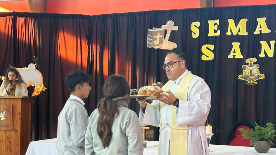 Comunidad Educativa se reúne en reflexión: Liturgia de Semana Santa